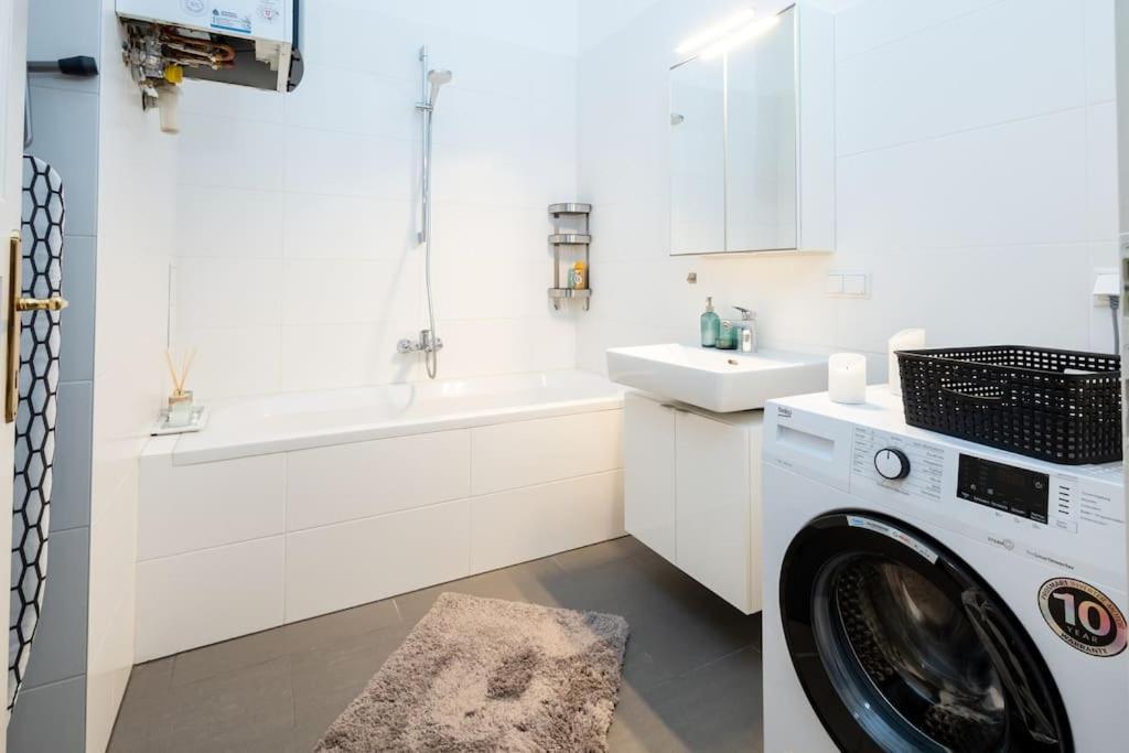 Orestaliving - Spacious 2Br On The Danube Canal Viena Exterior foto